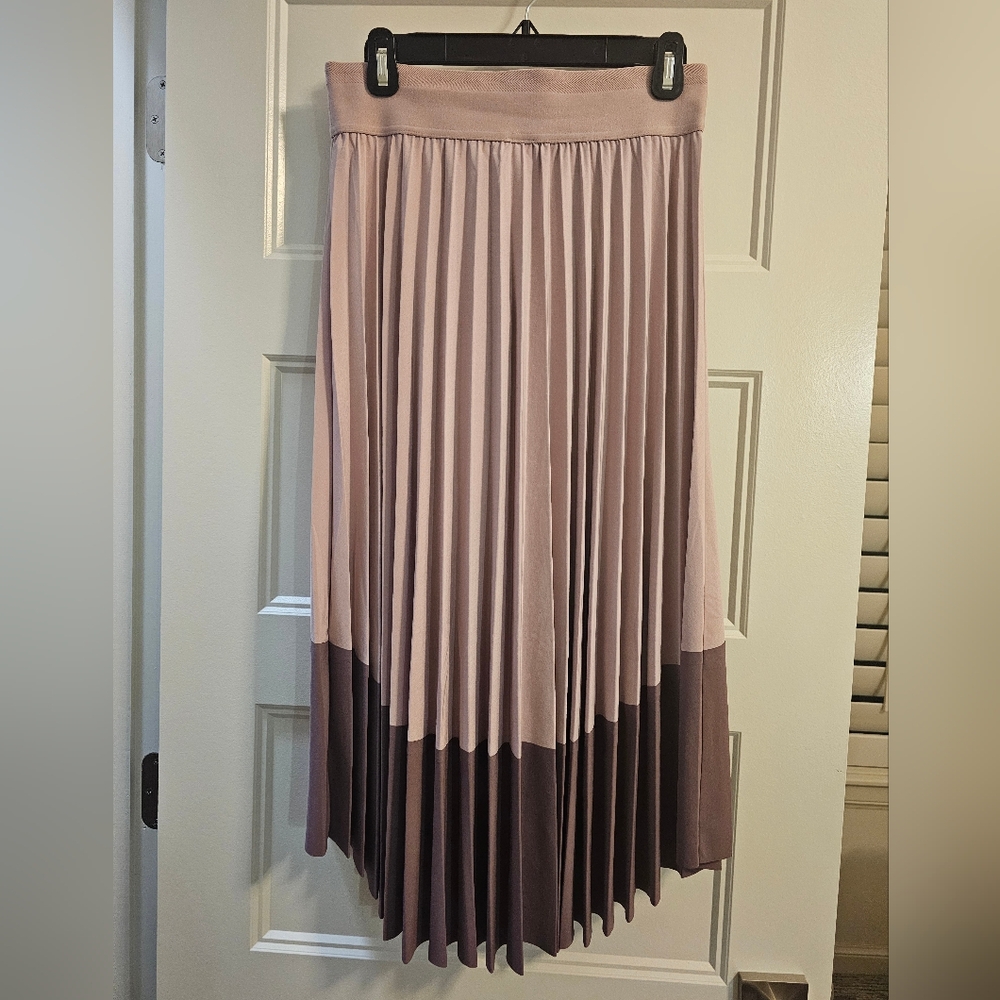 Athleta Elegant Pink and Purple Pleated Skirt - Fits Like a Small